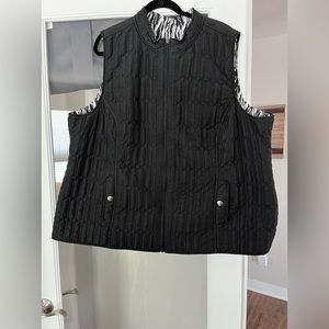 Lightweight reversible plus size puffer vest with pockets